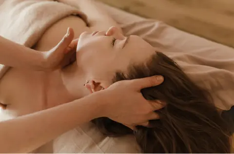 Hot Volcanic Stone Massage – Scalp
